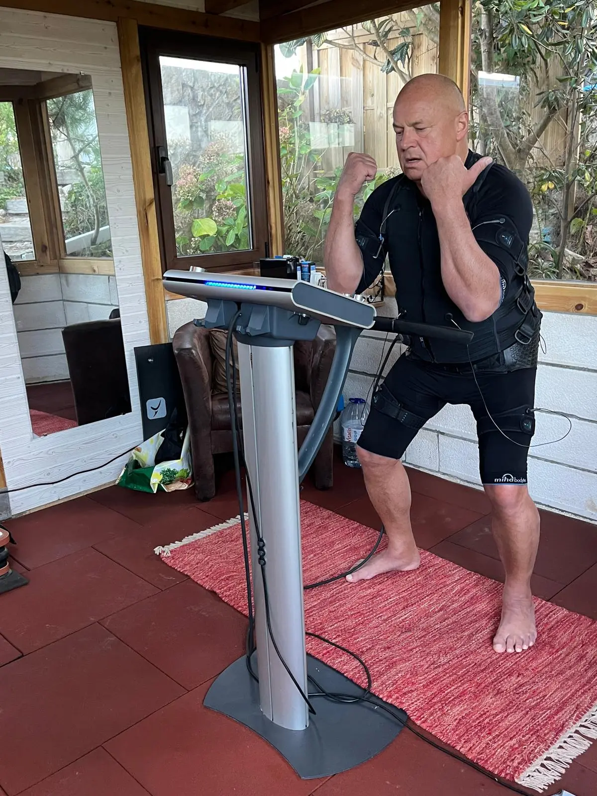 Aktive Fitness-Einheit beim EMS-Training während des Urlaubs in Portugal.