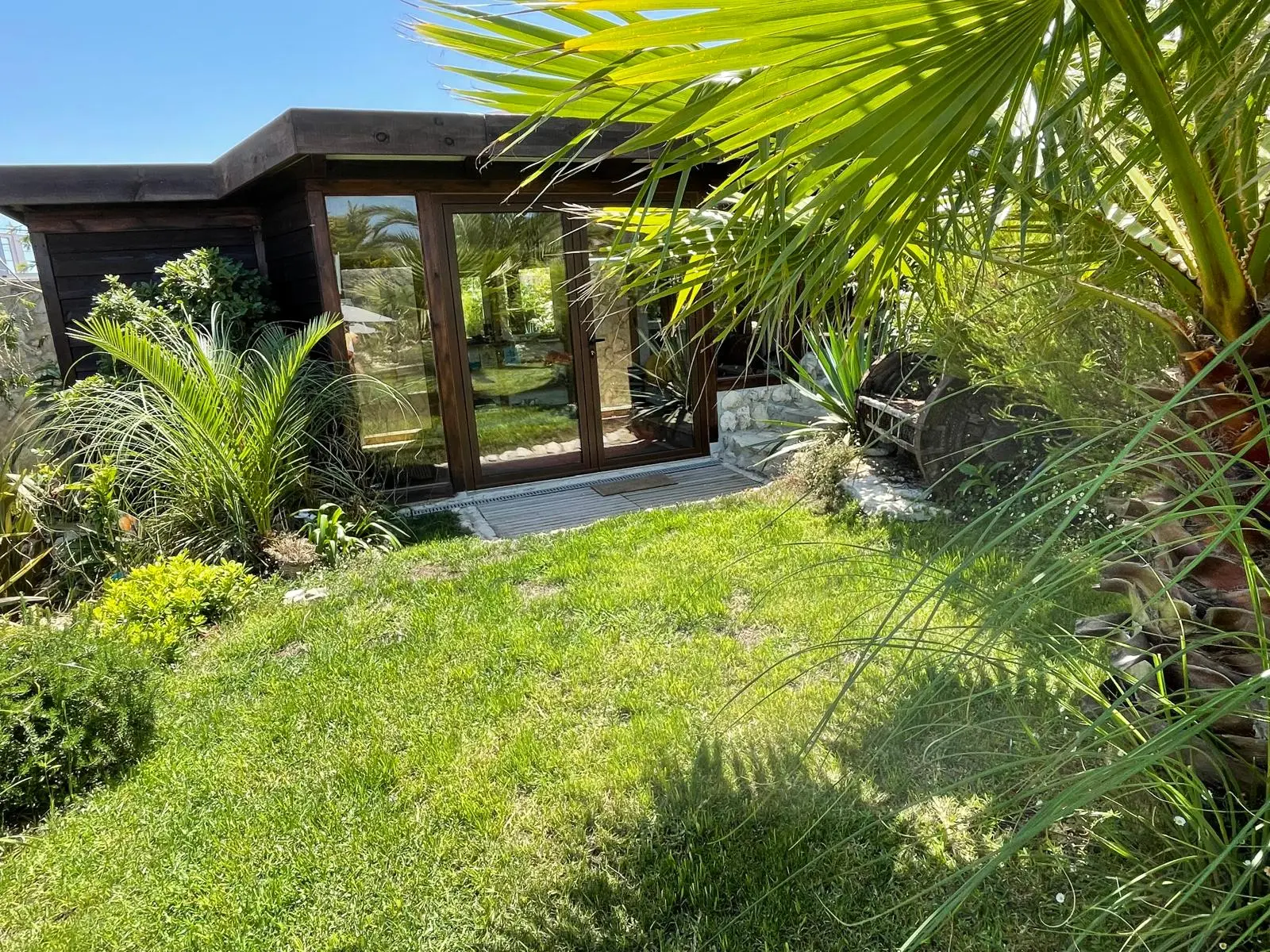 Außenansicht des modern ausgestatteten Sport-Pavillons direkt an der Ferienwohnung in Portugal.