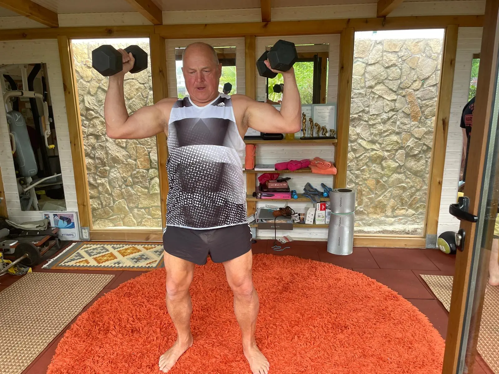 Krafttraining im Trainingsbereich einer Ferienwohnung in der Bucht von Salir und São Martinho do Porto.