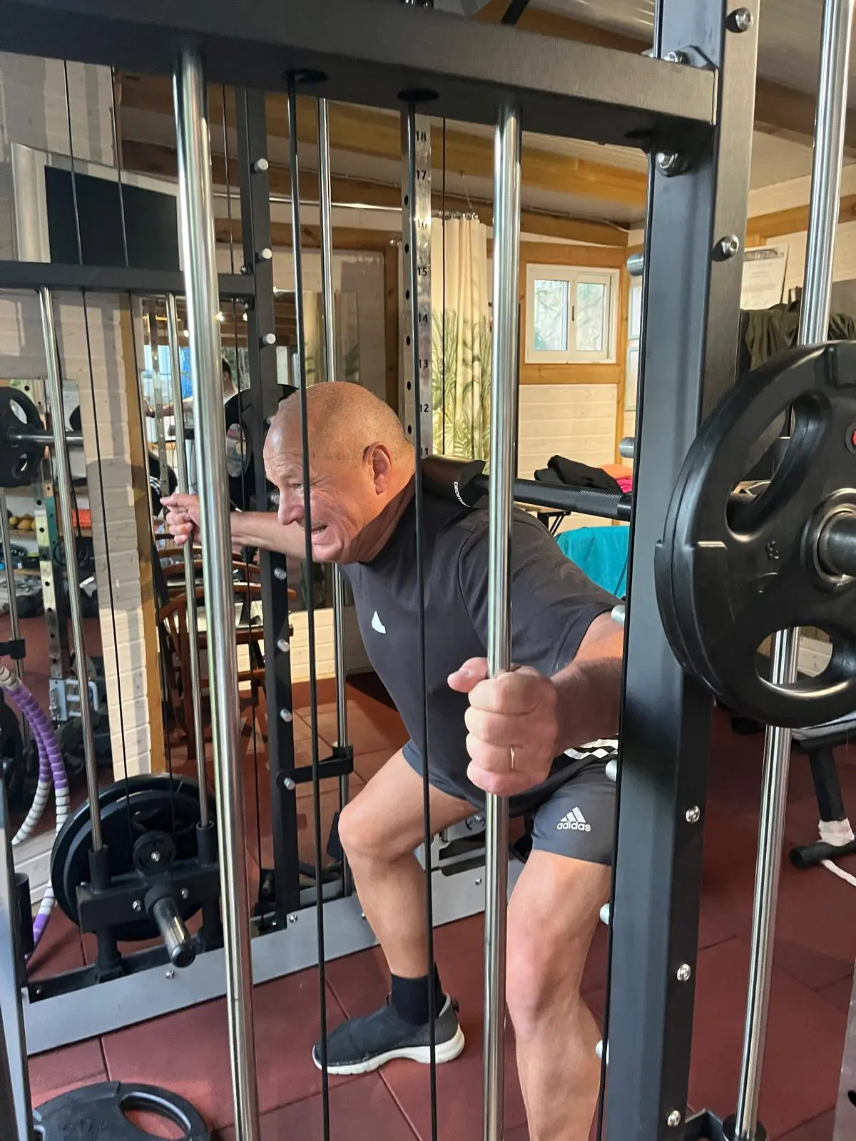 Professionelle Multipresse für Krafttraining im Sport-Pavillon der Unterkunft in Portugal.