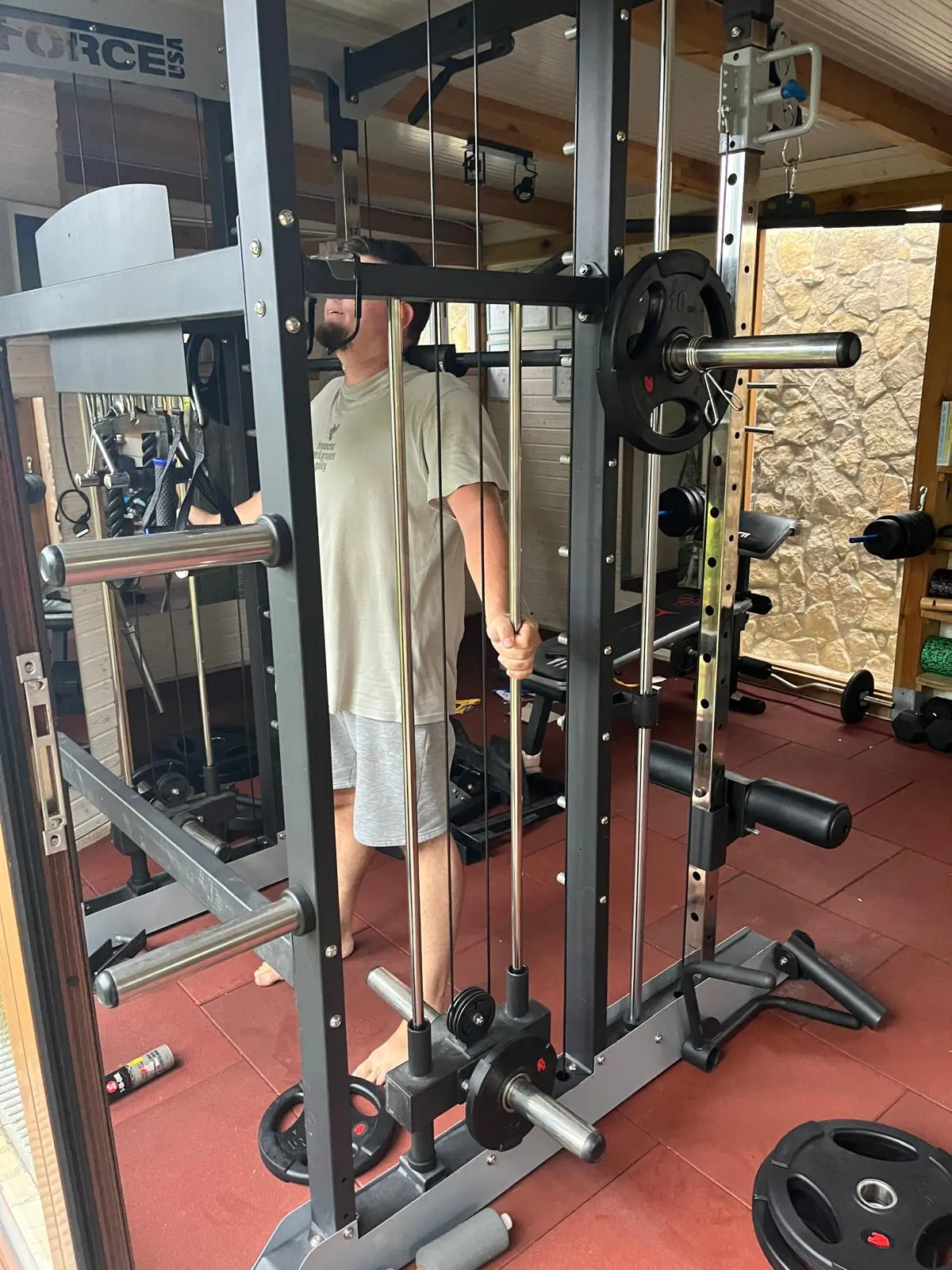 Krafttraining an der Multipresse einer Ferienwohnung in der Bucht von Salir und São Martinho do Porto.