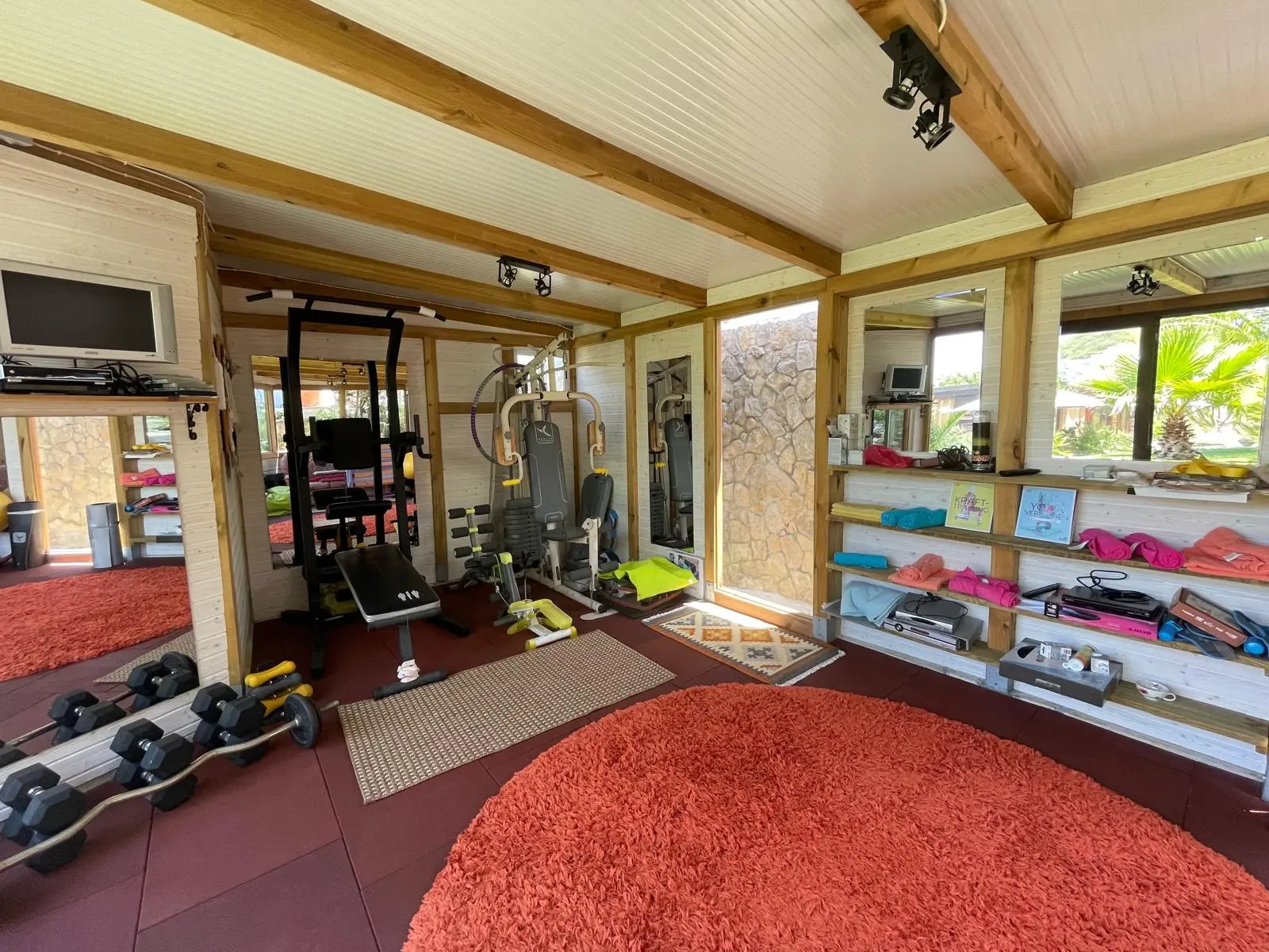 Voll ausgestatteter Sport-Pavillon mit modernen Trainingsgeräten bei den Ferienwohnungen in Portugal.